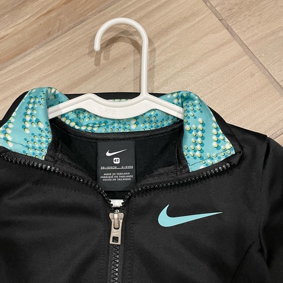 Kids Nike warmup set. Size 4t. In black and green. - Picture 3 of 3